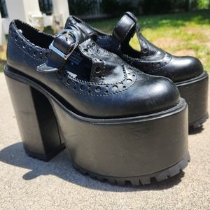 Delia's Platform Shoes Size 7